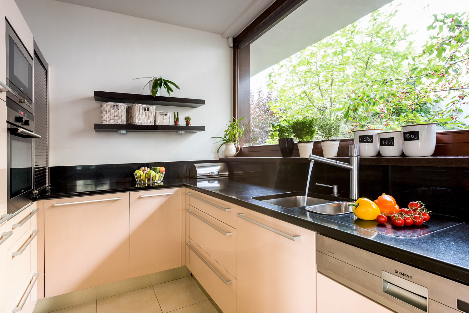 TechniStone Brilliant Black